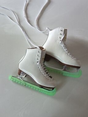 Jackson Mystique White Girl's Figure Ice Skates 1491 Size 3 1/2 C & Accessories